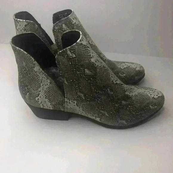 Crochet Ladies Slip on Gray Faux Snake Skin Ankle Booties NWOB size 9 - Picture 1 of 5